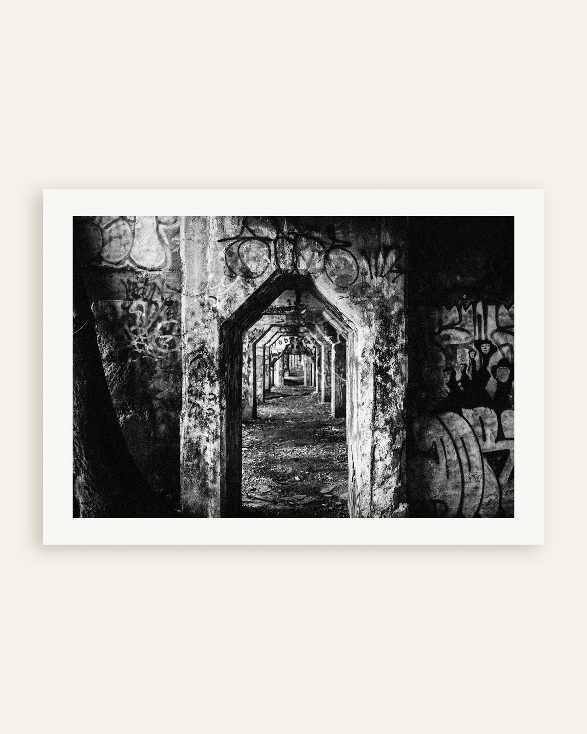 Poster „Verfallene Arkade mit Graffiti“, Miniaturansicht