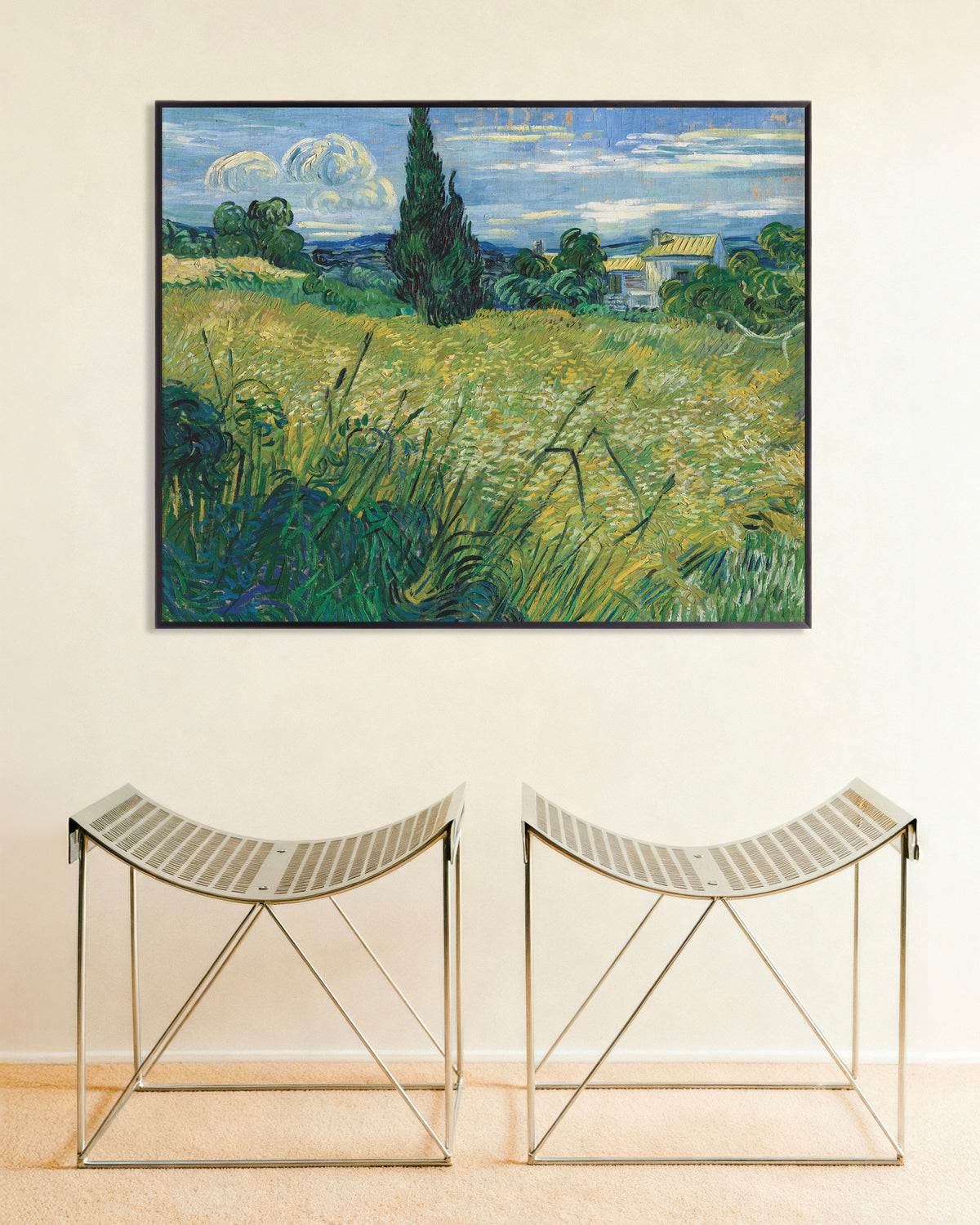 Poster mit dem Titel Grünes Weizenfeld mit Zypressen (1889) von Vincent van Gogh, mit Metallrahmen
