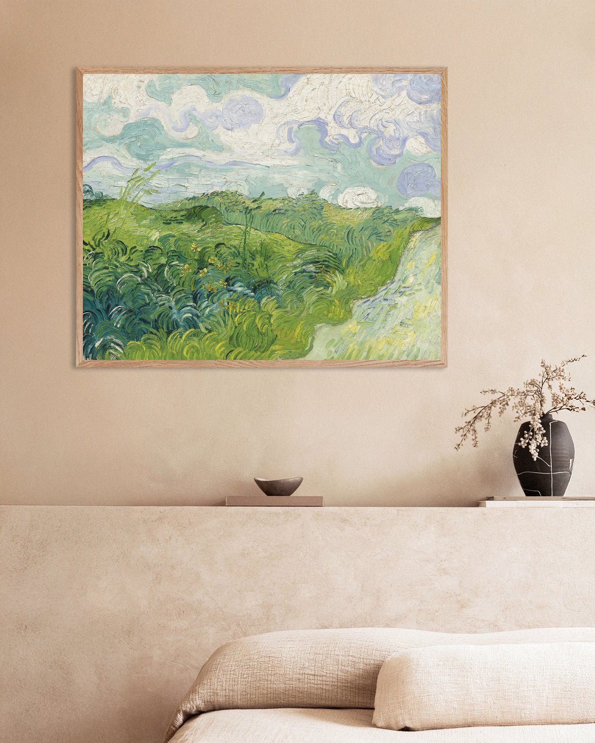 Poster „Grüne Weizenfelder, Auvers (1890) von Vincent van Gogh“ mit naturfarbenem Holzrahmen