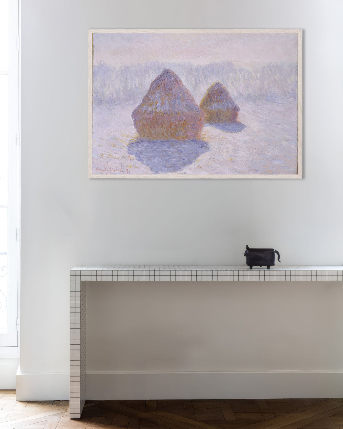 Poster Getreideschober, Schnee und Sonne (1891) von Claude Monet mit weißem Holzrahmen