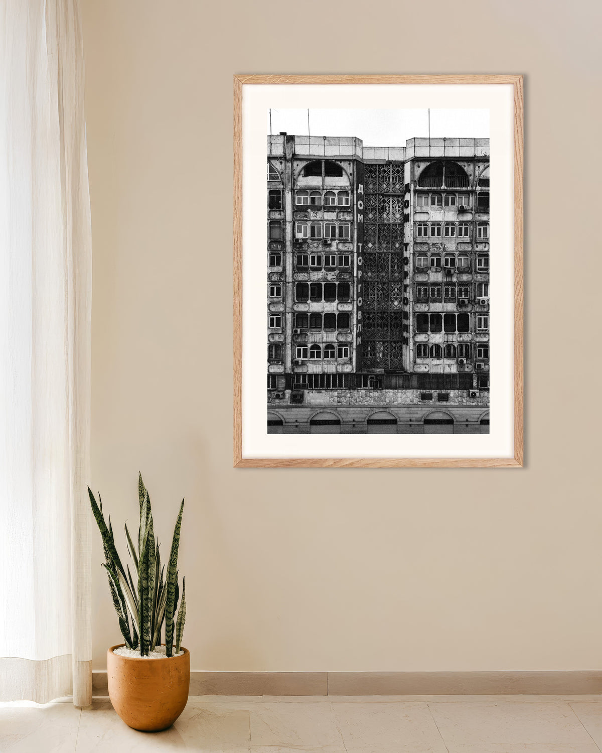 Poster „Fassade des Handelshauses“ mit naturfarbenem Holzrahmen