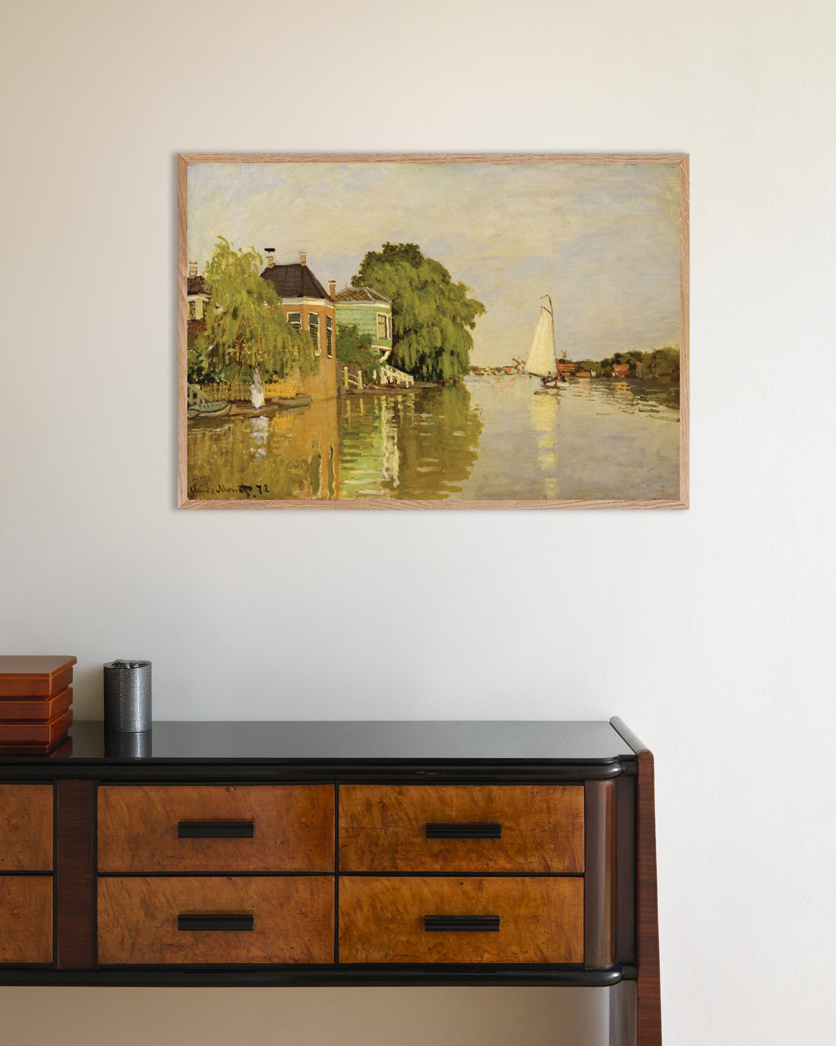 Poster Häuser an der Achterzaan (1871) von Claude Monet mit naturfarbenem Holzrahmen