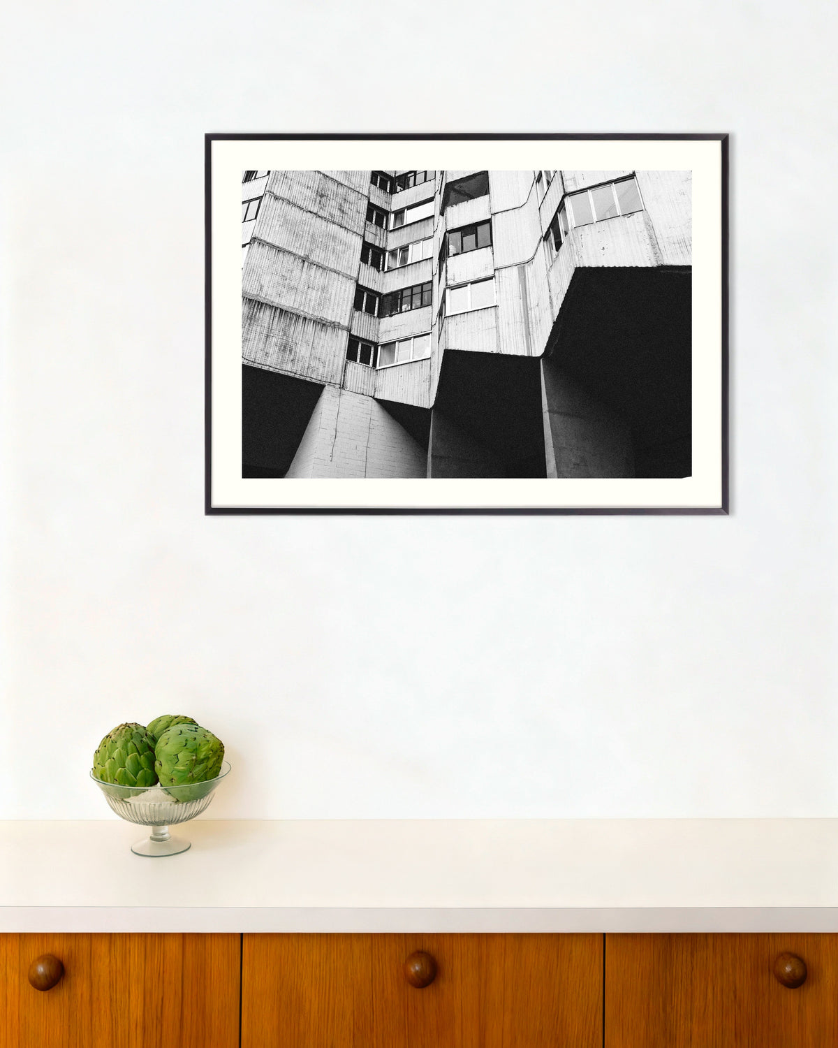 Poster „Wohnblock auf Betonstelzen“ mit Metallrahmen