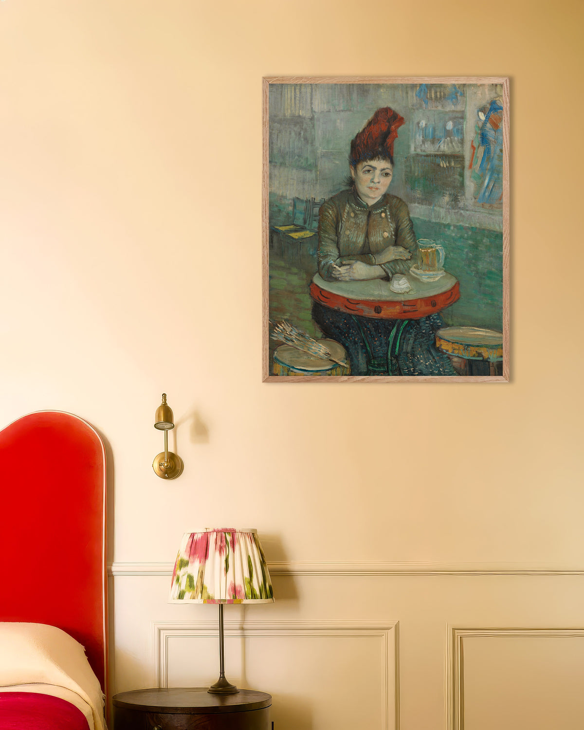 Poster mit Im Café: Agostina Segatori im Le Tambourin (1887) von Vincent van Gogh, mit naturfarbenem Holzrahmen