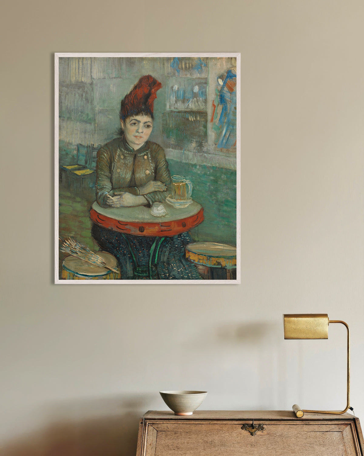Poster mit Im Café: Agostina Segatori im Le Tambourin (1887) von Vincent van Gogh, mit weißem Holzrahmen