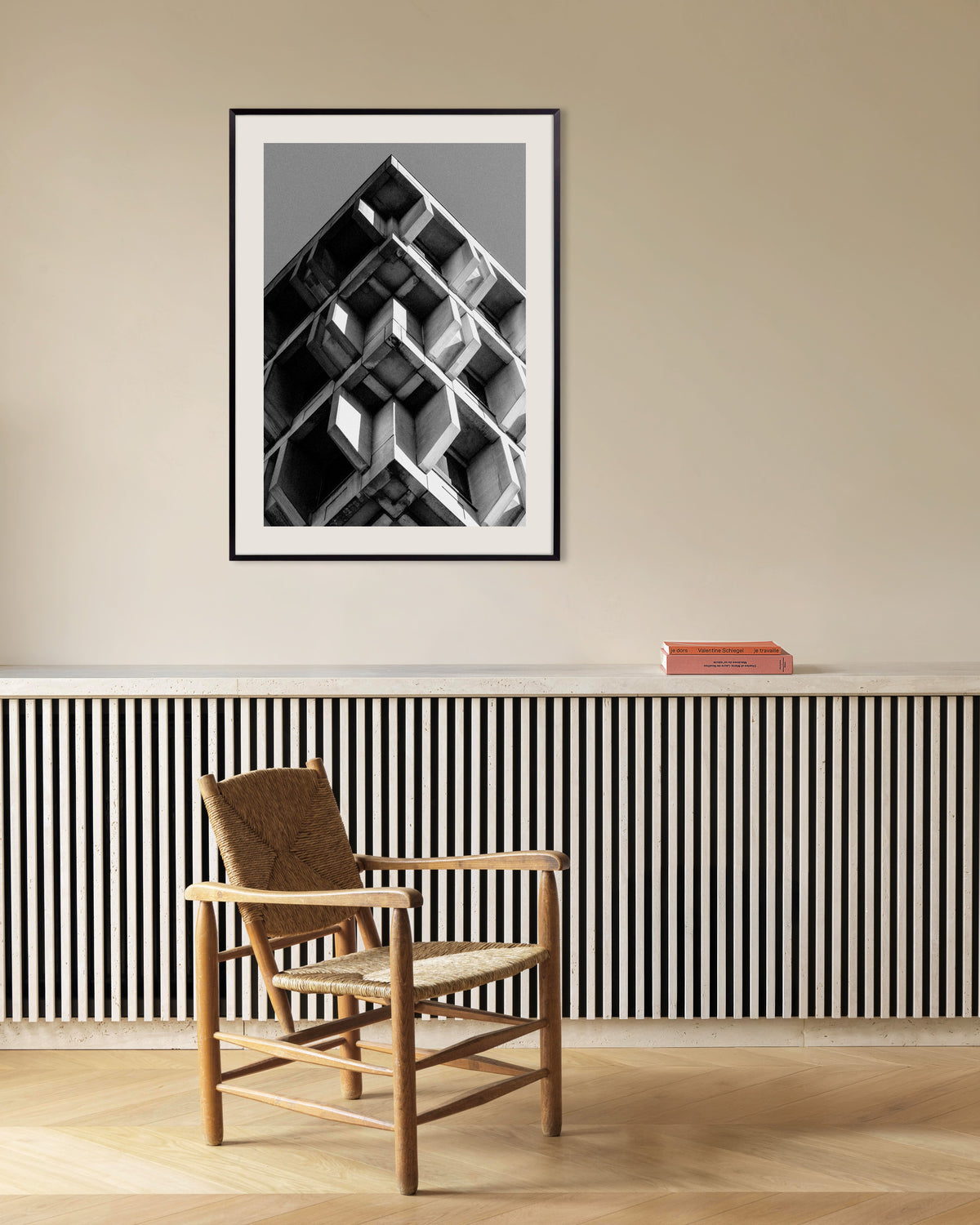 Poster „Umgekehrte Pyramide aus Betonblöcken“ mit Metallrahmen