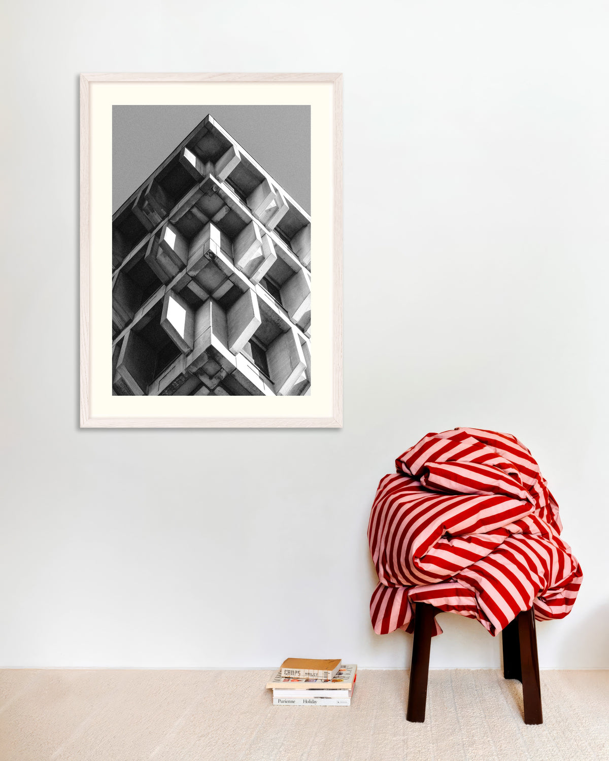 Poster „Umgekehrte Pyramide aus Betonblöcken“ mit weißem Holzrahmen