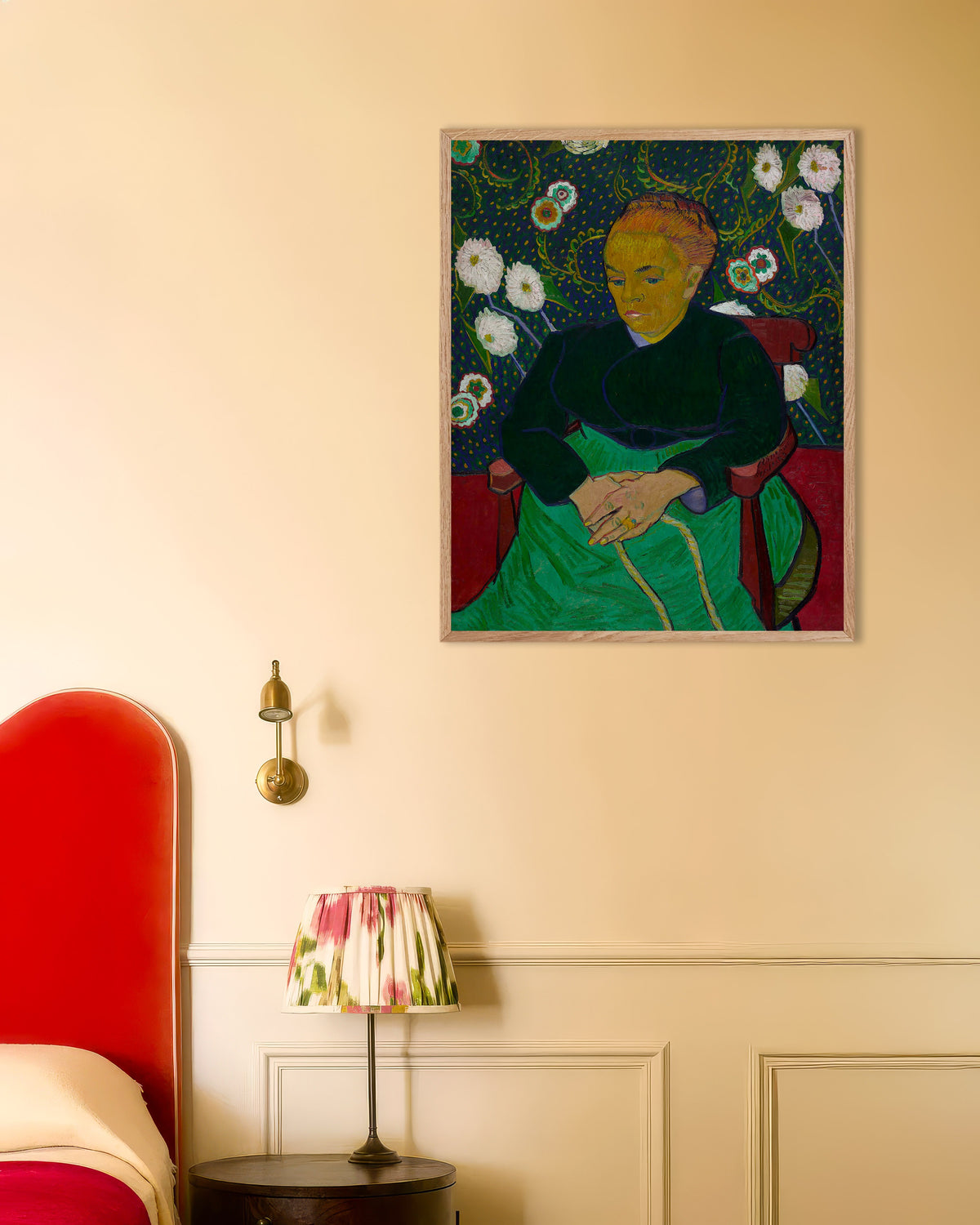 Poster von La Berceuse, Madame Roulin wiegt die Wiege (1889) von Vincent van Gogh, mit naturfarbenem Holzrahmen