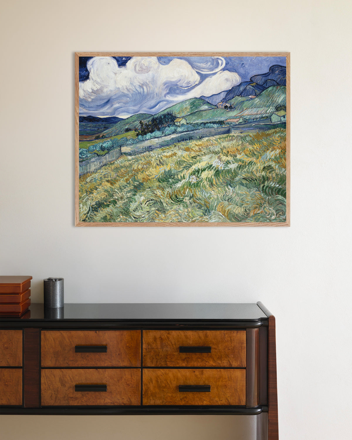 Poster von Landschaft bei Saint-Rémy (1889) von Vincent van Gogh, mit naturfarbenem Holzrahmen