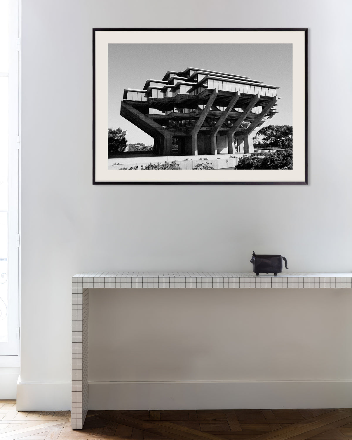 Poster „Bibliothek auf Betonstützen“ mit Metallrahmen