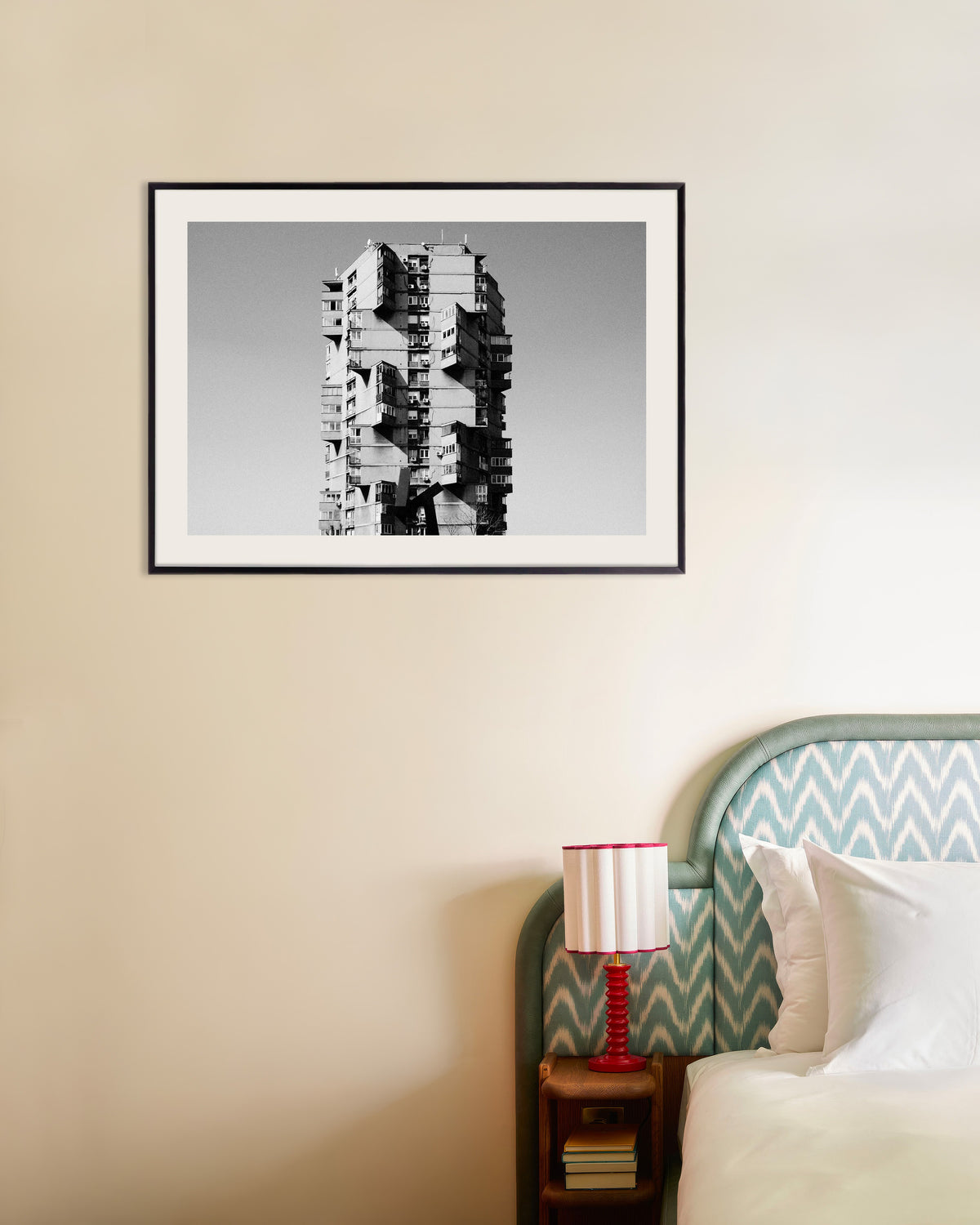 Poster „Einsamer Turm mit vorspringenden Balkonen“ mit Metallrahmen