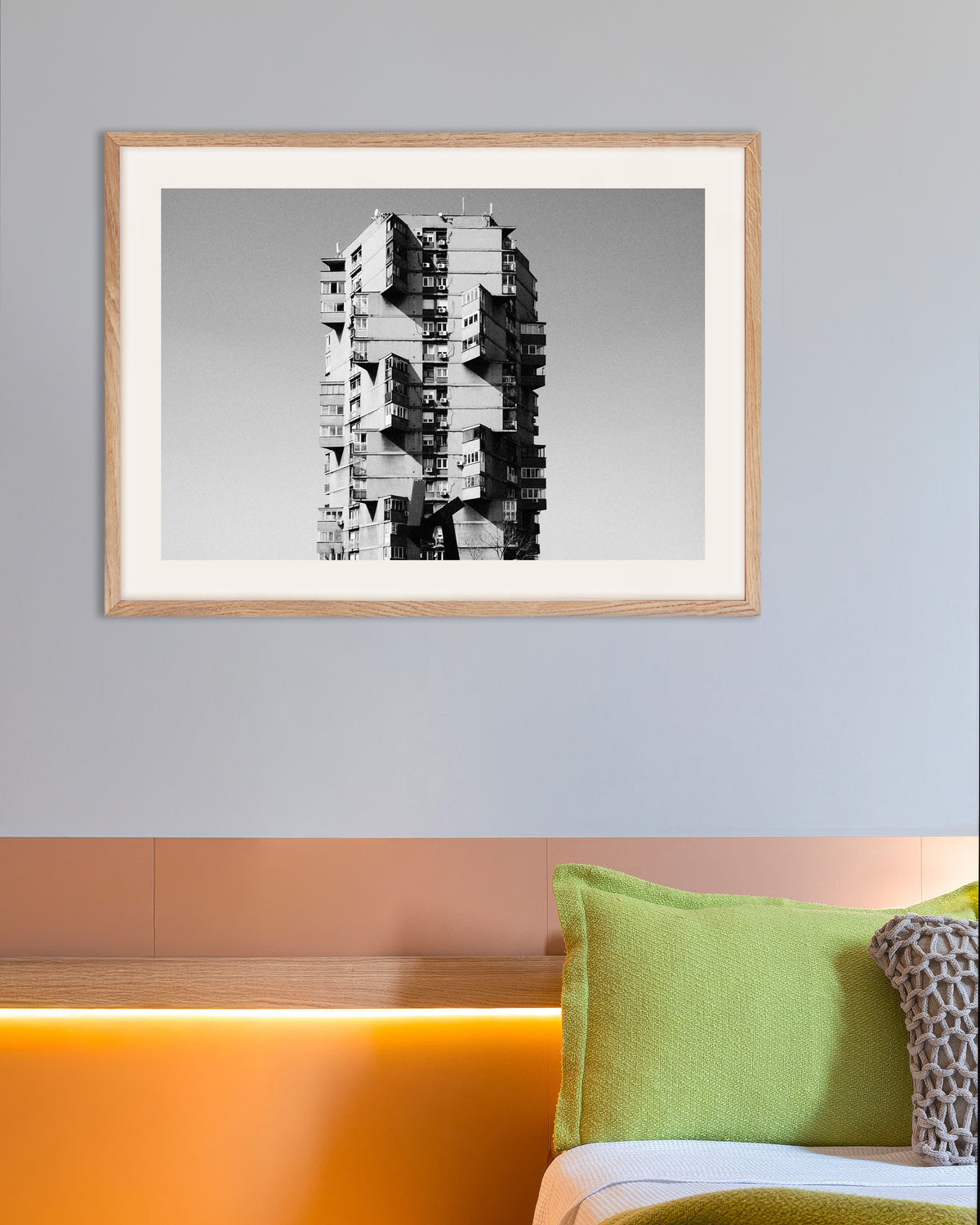 Poster „Einsamer Turm mit vorspringenden Balkonen“ mit naturfarbenem Holzrahmen