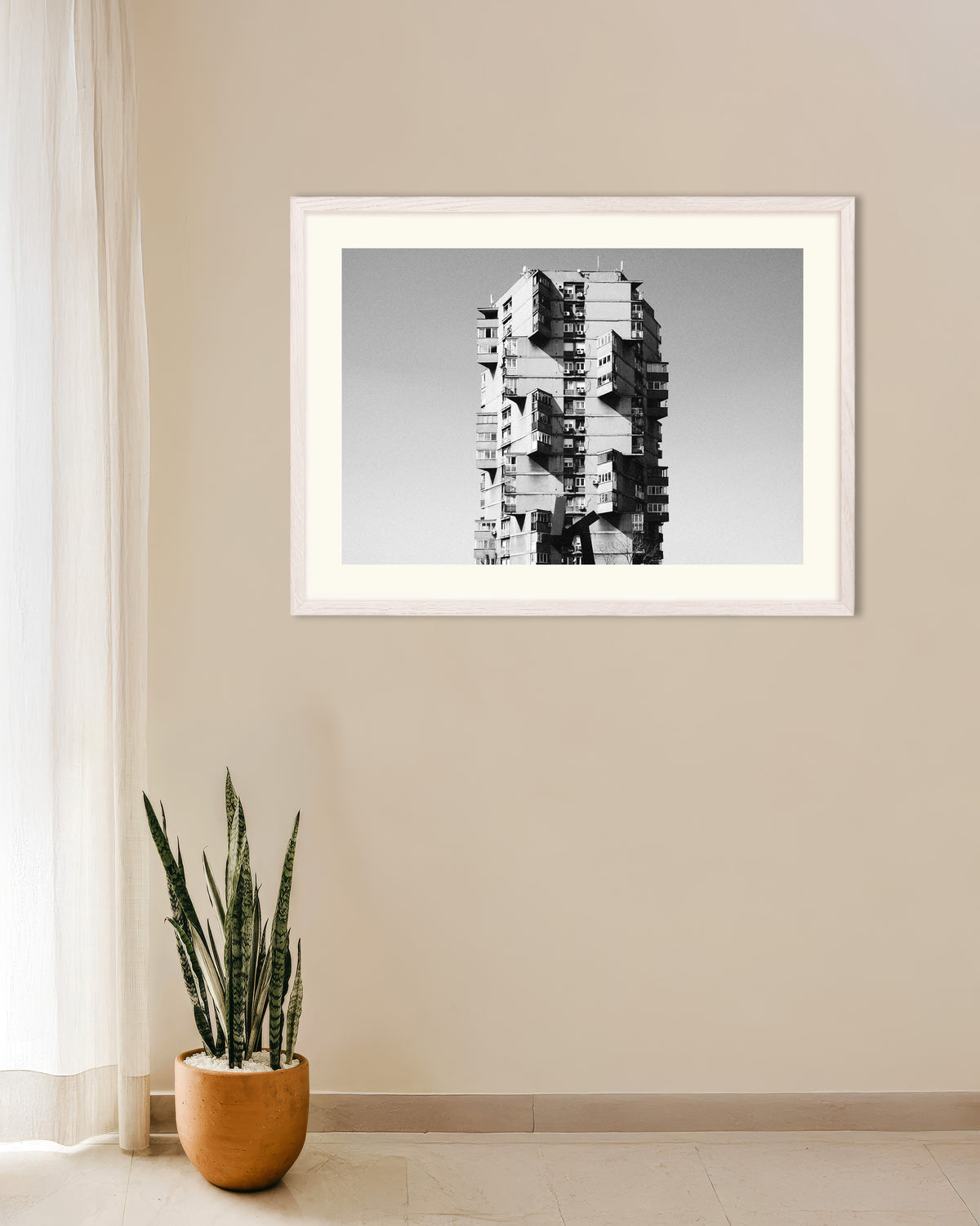 Poster „Einsamer Turm mit vorspringenden Balkonen“ mit weißem Holzrahmen