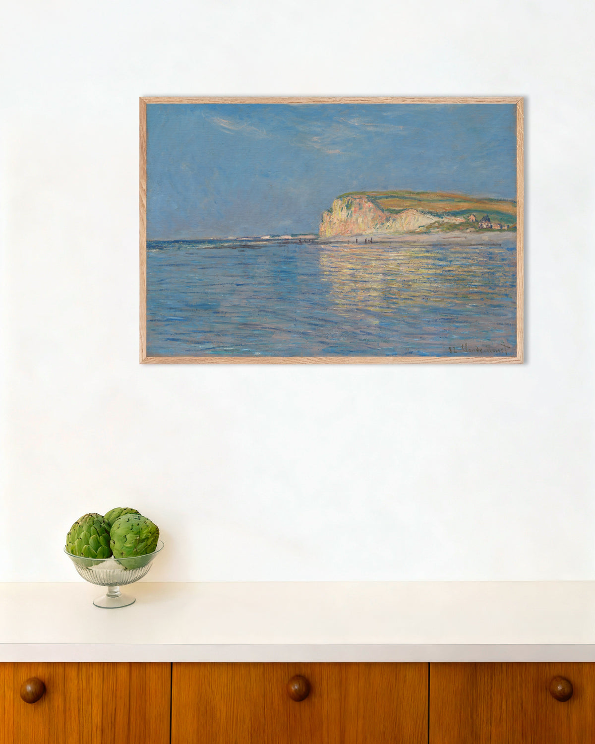Poster Ebbe in Pourville bei Dieppe (1882) von Claude Monet mit naturfarbenem Holzrahmen
