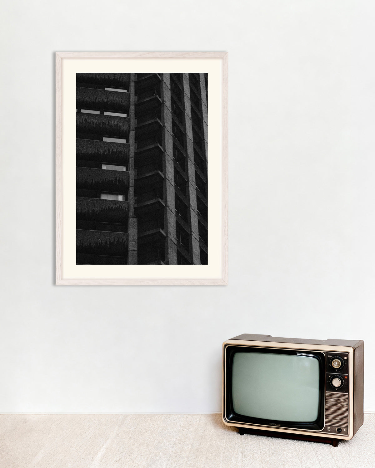 Poster „Nächtliche Fassade mit hängenden Pflanzen“ mit weißem Holzrahmen
