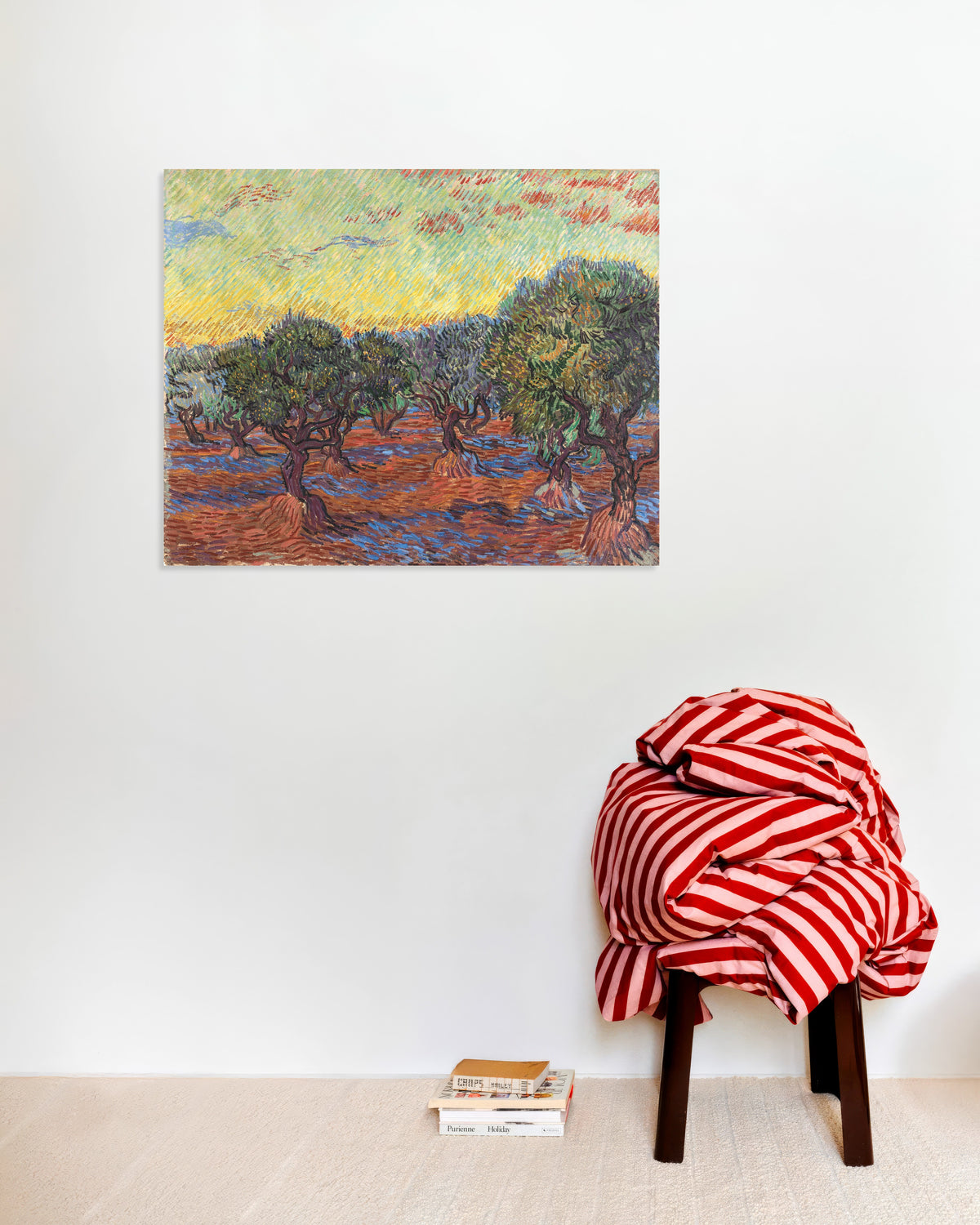 Poster mit „Olivenhain mit orangefarbenem Himmel (1889) von Vincent van Gogh“