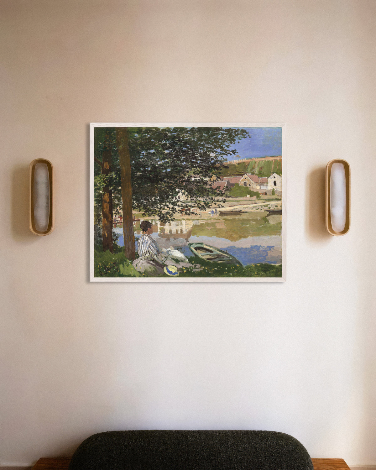 Poster Am Ufer der Seine, Bennecourt (1868) von Claude Monet mit weißem Holzrahmen