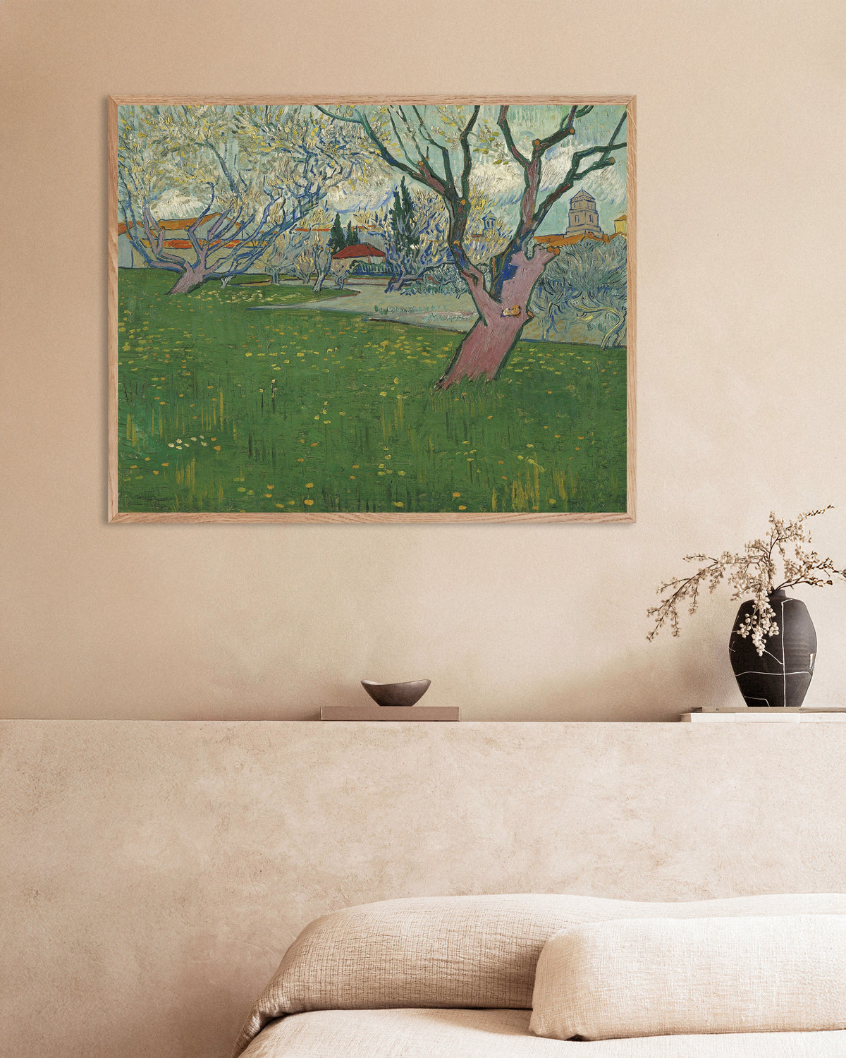 Poster von Blühender Obstgarten mit Blick auf Arles (1889) von Vincent van Gogh, mit naturfarbenem Holzrahmen