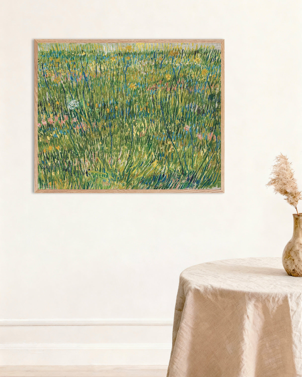 Poster von Grasfläche (1887) von Vincent van Gogh, mit naturfarbenem Holzrahmen