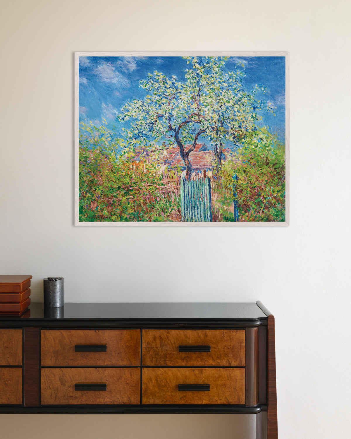 Poster Blühender Birnbaum (1885) von Claude Monet mit weißem Holzrahmen