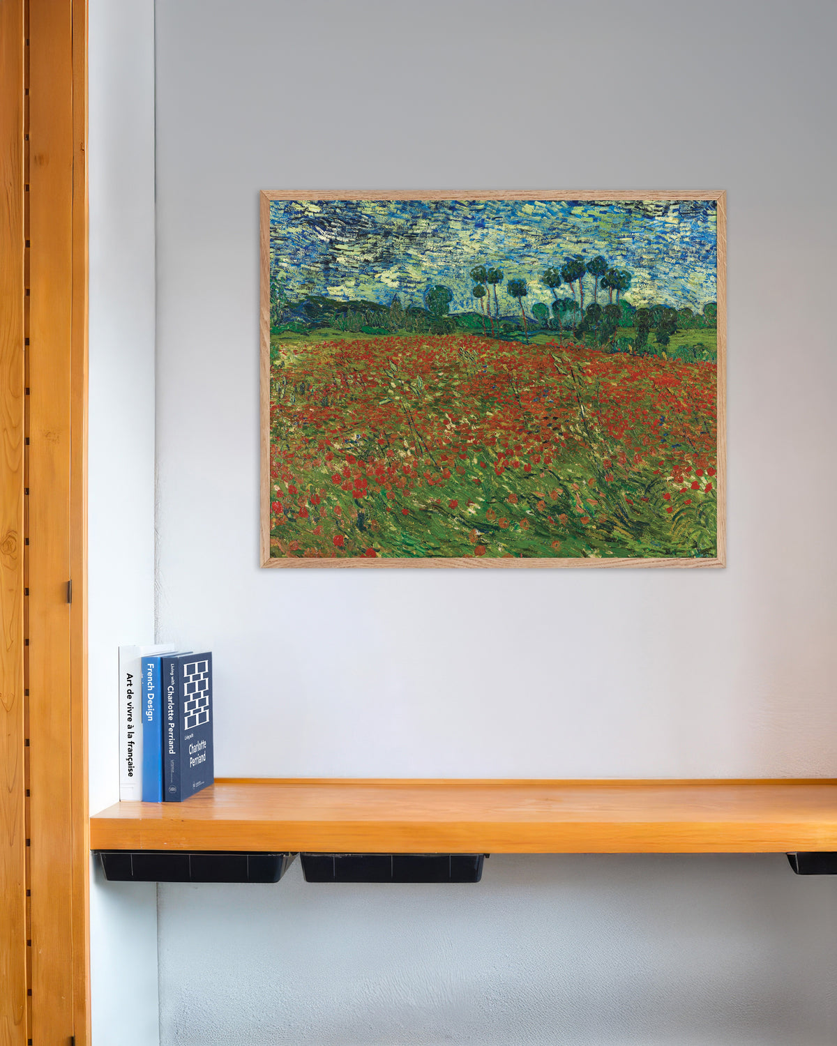 Poster „Mohnfeld (1890) von Vincent van Gogh“ mit naturfarbenem Holzrahmen