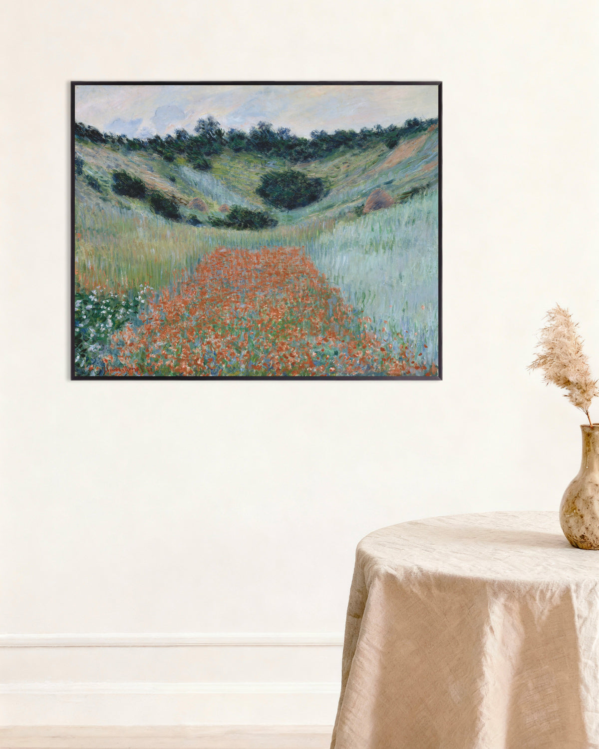 Poster Mohnfeld in einer Senke bei Giverny (1885) von Claude Monet mit Metallrahmen