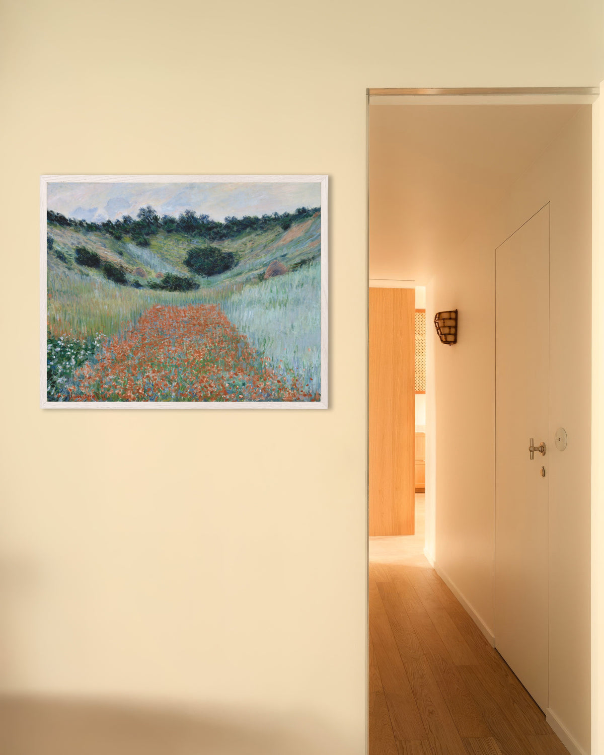 Poster Mohnfeld in einer Senke bei Giverny (1885) von Claude Monet mit weißem Holzrahmen