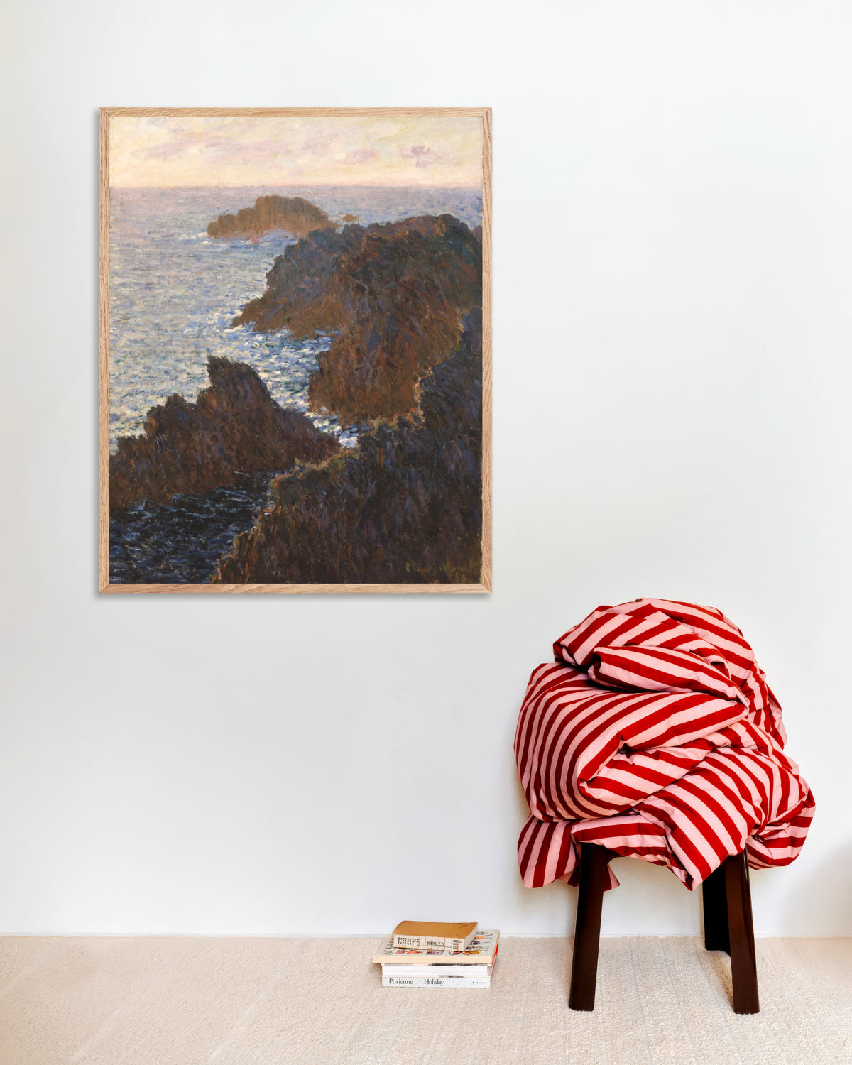 Poster Felsen auf Belle-Île, Port-Domois (1886) von Claude Monet mit naturfarbenem Holzrahmen