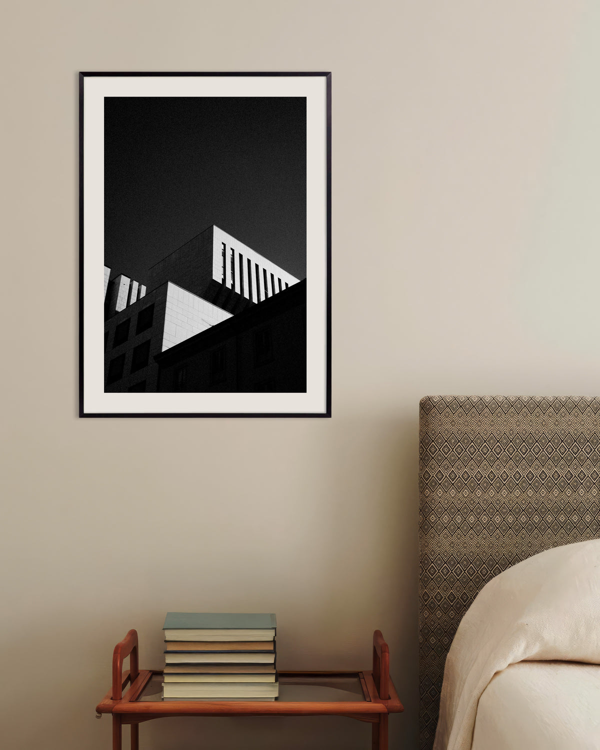 Poster „Dächer vor dunklem Himmel“ mit Metallrahmen