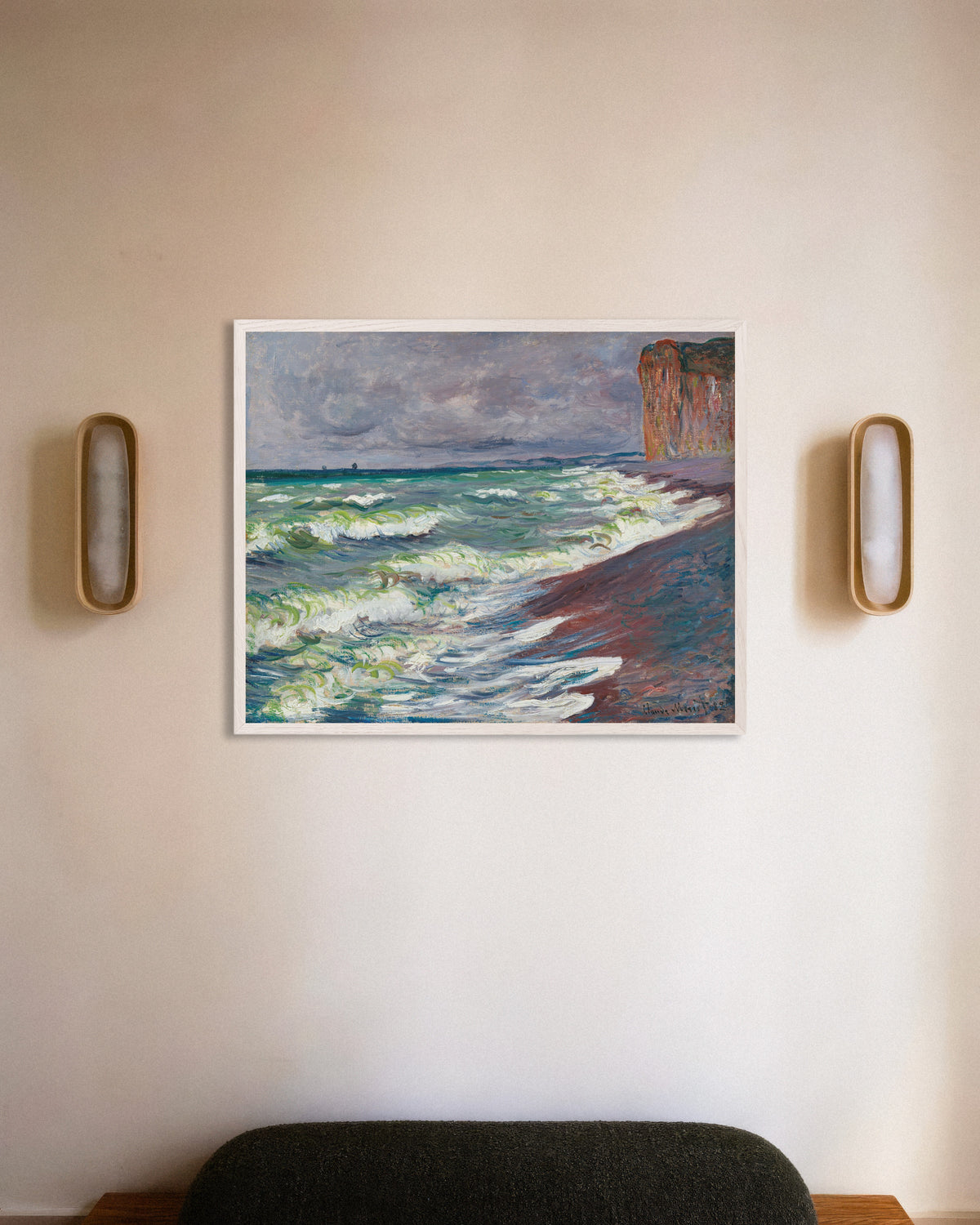 Poster Bewegte See bei Pourville (1882) von Claude Monet mit weißem Holzrahmen