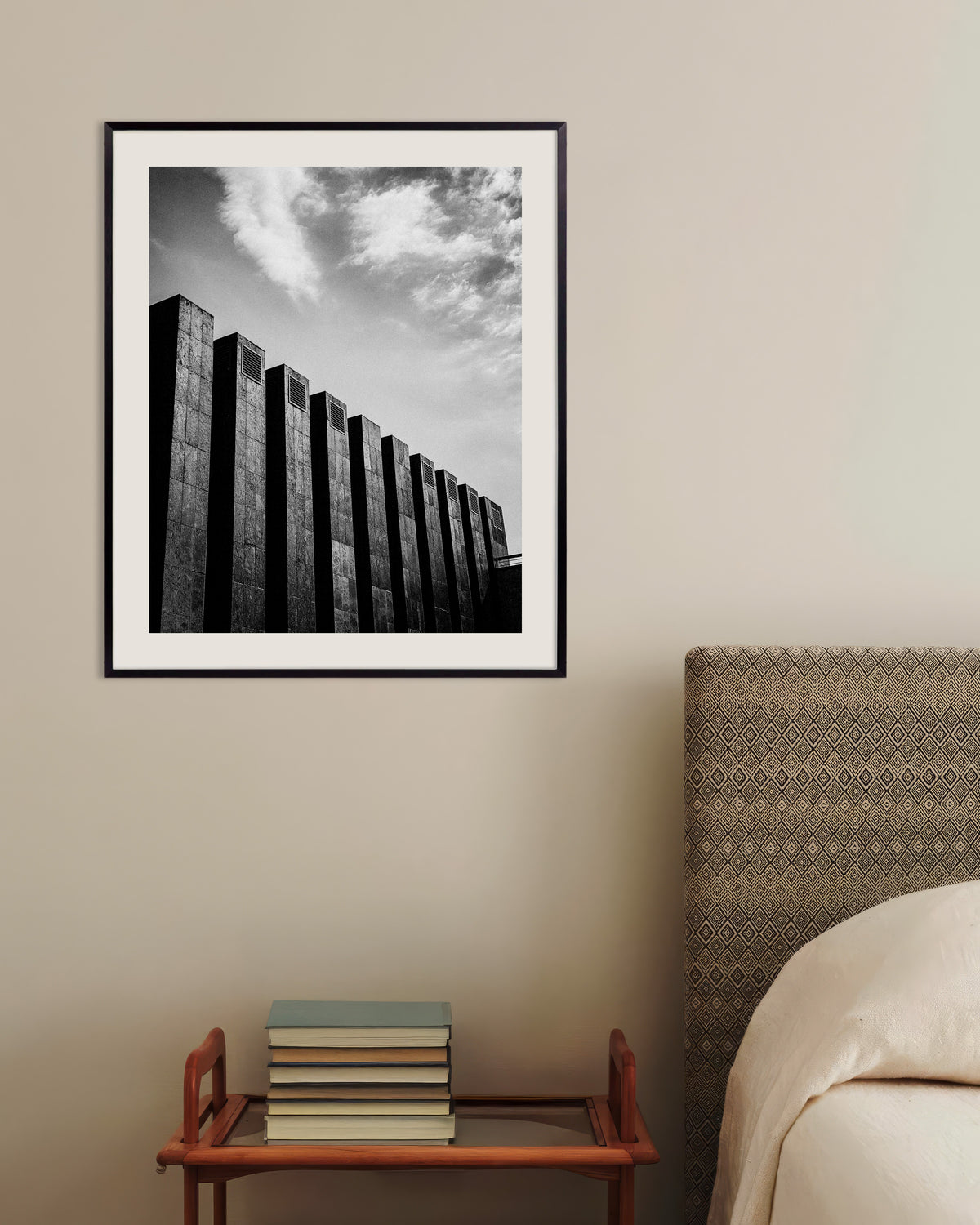 Poster „Reihe dunkler Lamellen und Wolken“ mit Metallrahmen
