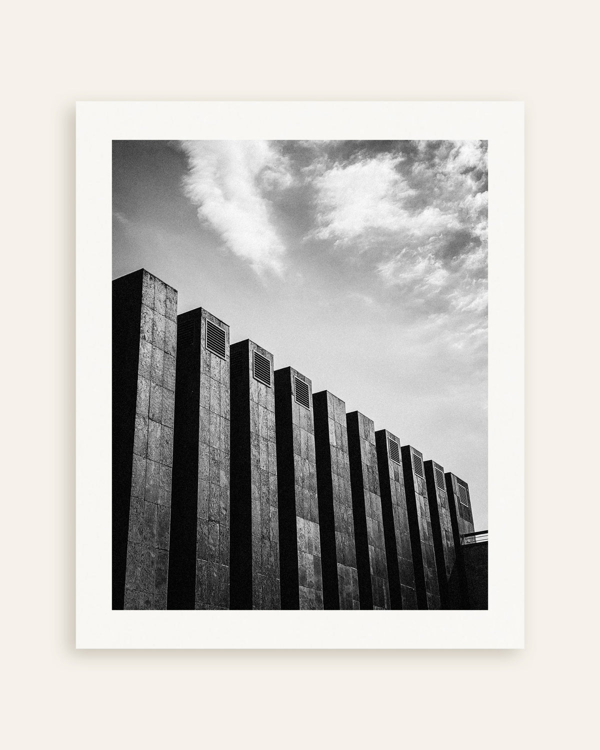 Poster „Reihe dunkler Lamellen und Wolken“, Miniaturansicht