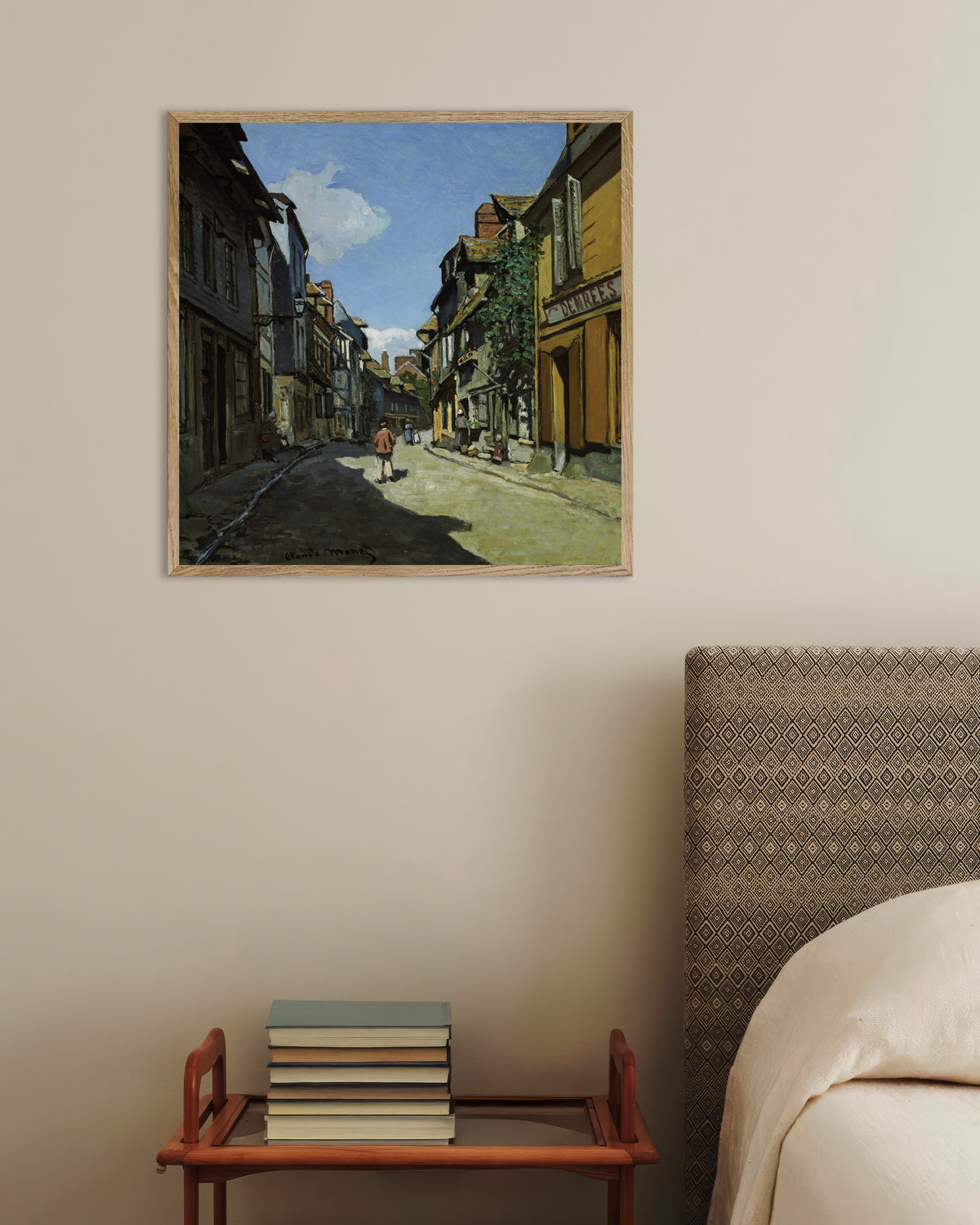 Poster Die Rue de la Bavole in Honfleur (1864) von Claude Monet mit naturfarbenem Holzrahmen