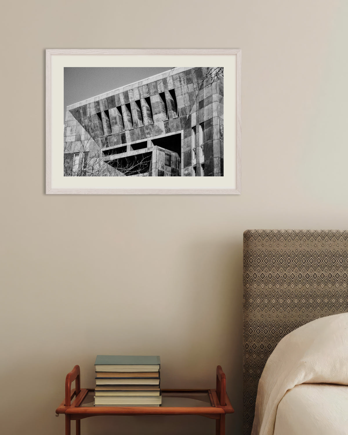 Poster „Sägezahnfassade aus Beton“ mit weißem Holzrahmen