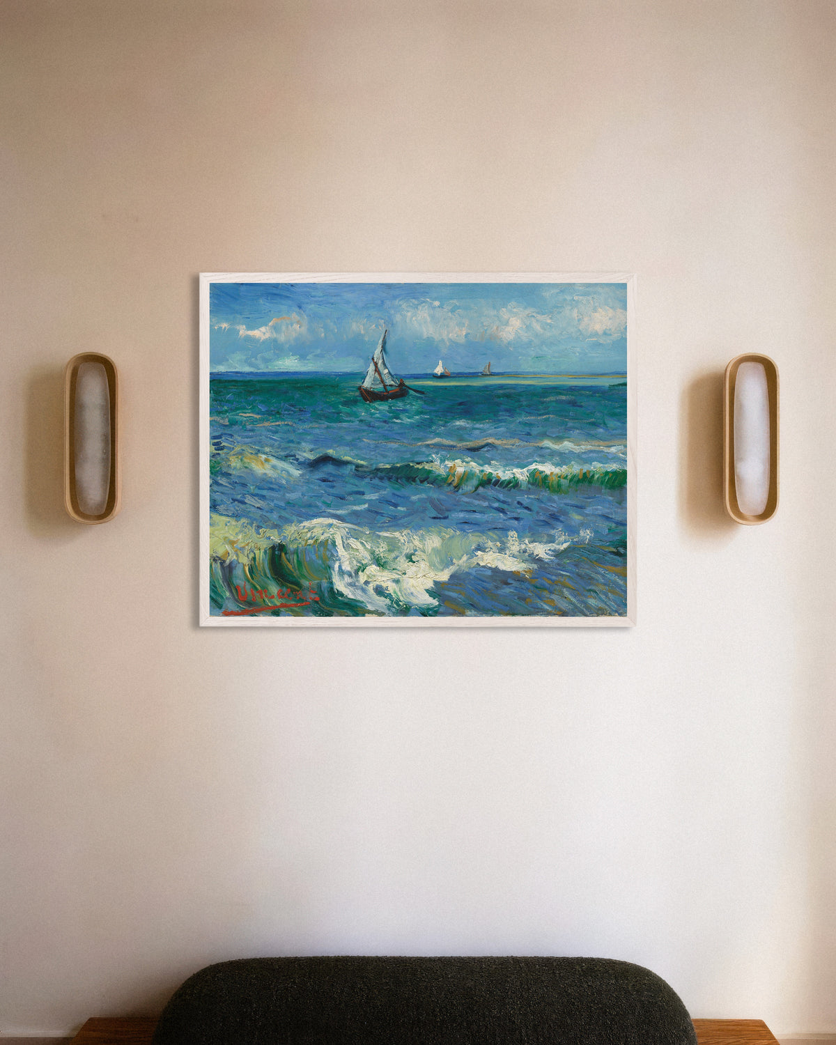 Poster mit Meereslandschaft bei Les Saintes-Maries-de-la-Mer (1888) von Vincent van Gogh, mit weißem Holzrahmen
