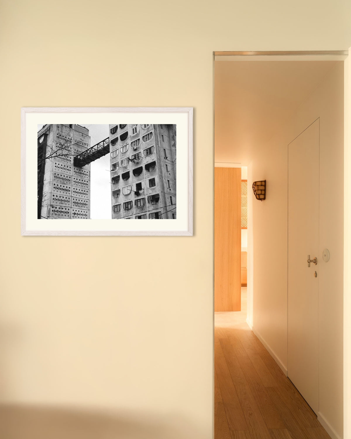 Poster „Verbindungsbrücke zwischen zwei Türmen“ mit weißem Holzrahmen