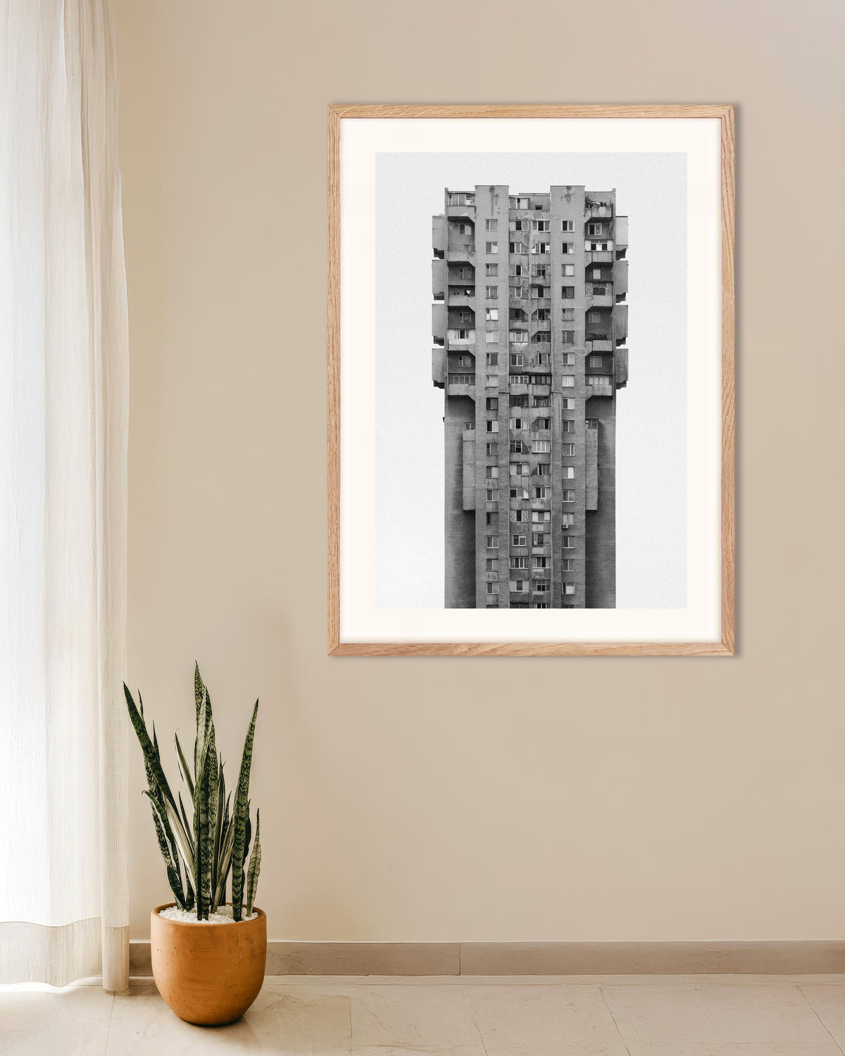 Poster „Einsamer Wolkenkratzer aus Beton“ mit naturfarbenem Holzrahmen