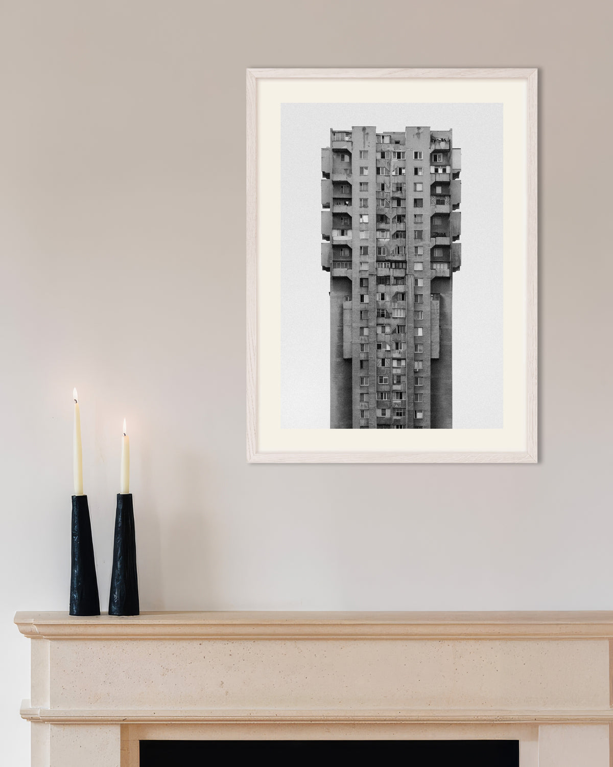 Poster „Einsamer Wolkenkratzer aus Beton“ mit weißem Holzrahmen