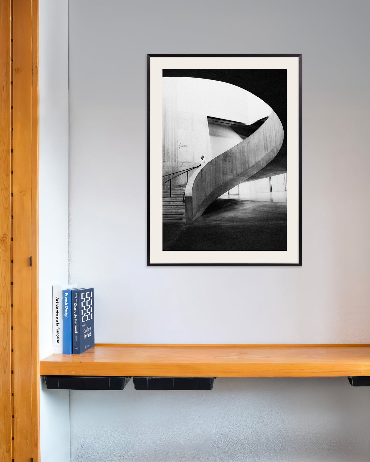 Poster „Spiralrampe mit Besucher“ mit Metallrahmen