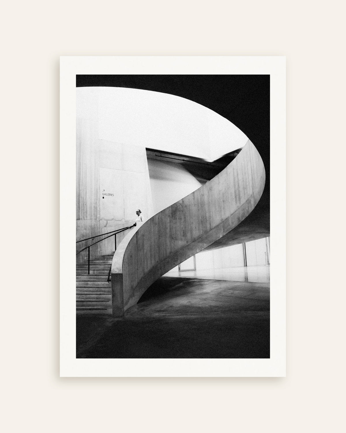 Poster „Spiralrampe mit Besucher“, Miniaturansicht