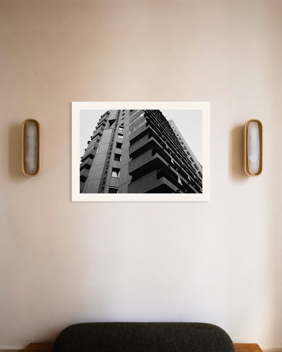 Poster „Gestapelte Betonbalkone von unten“