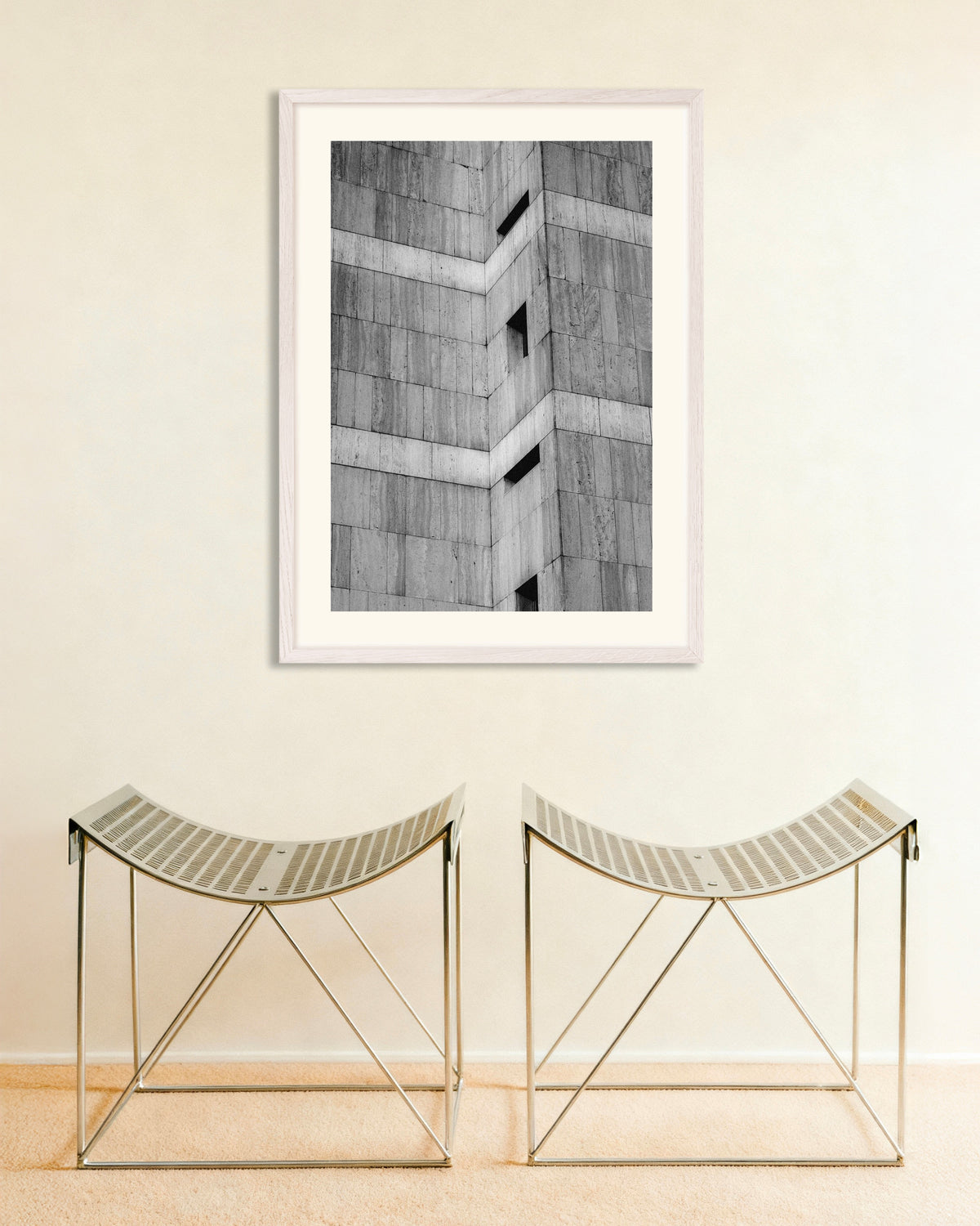 Poster „Mit Stein verkleidete Ecke mit schmalen Fenstern“ mit weißem Holzrahmen