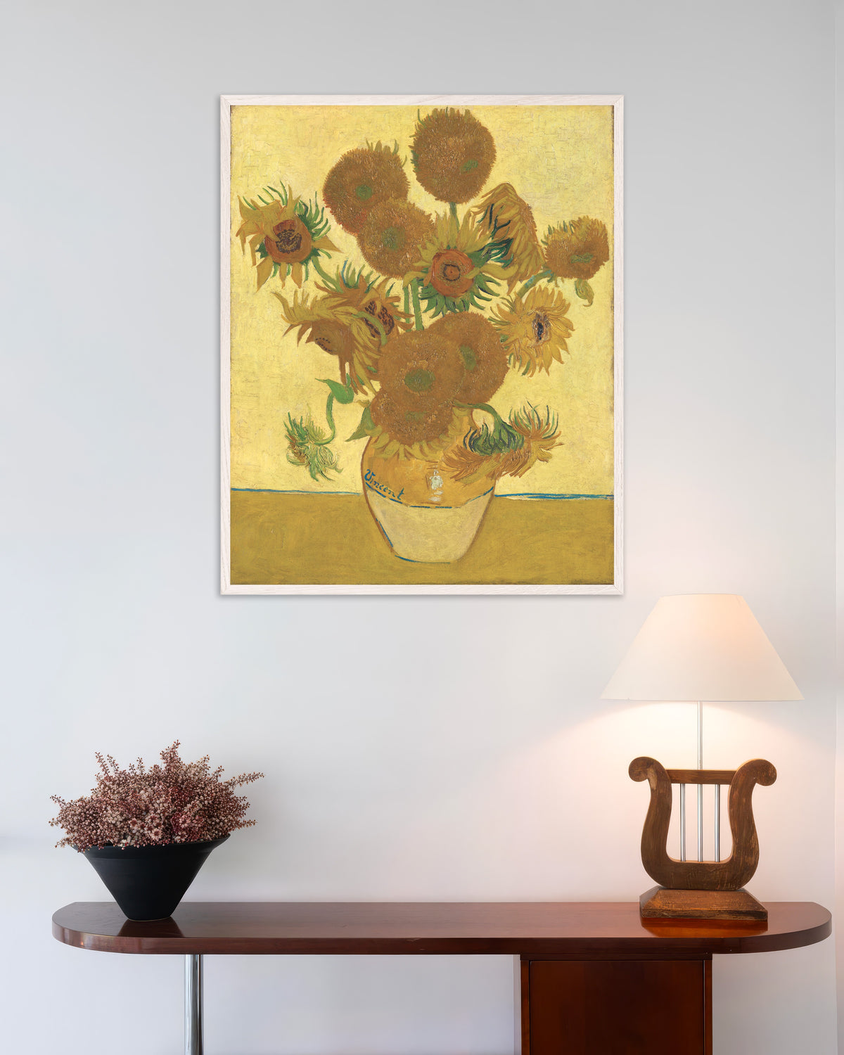 Poster „Sonnenblumen“ (1888) von Vincent van Gogh, mit weißem Holzrahmen