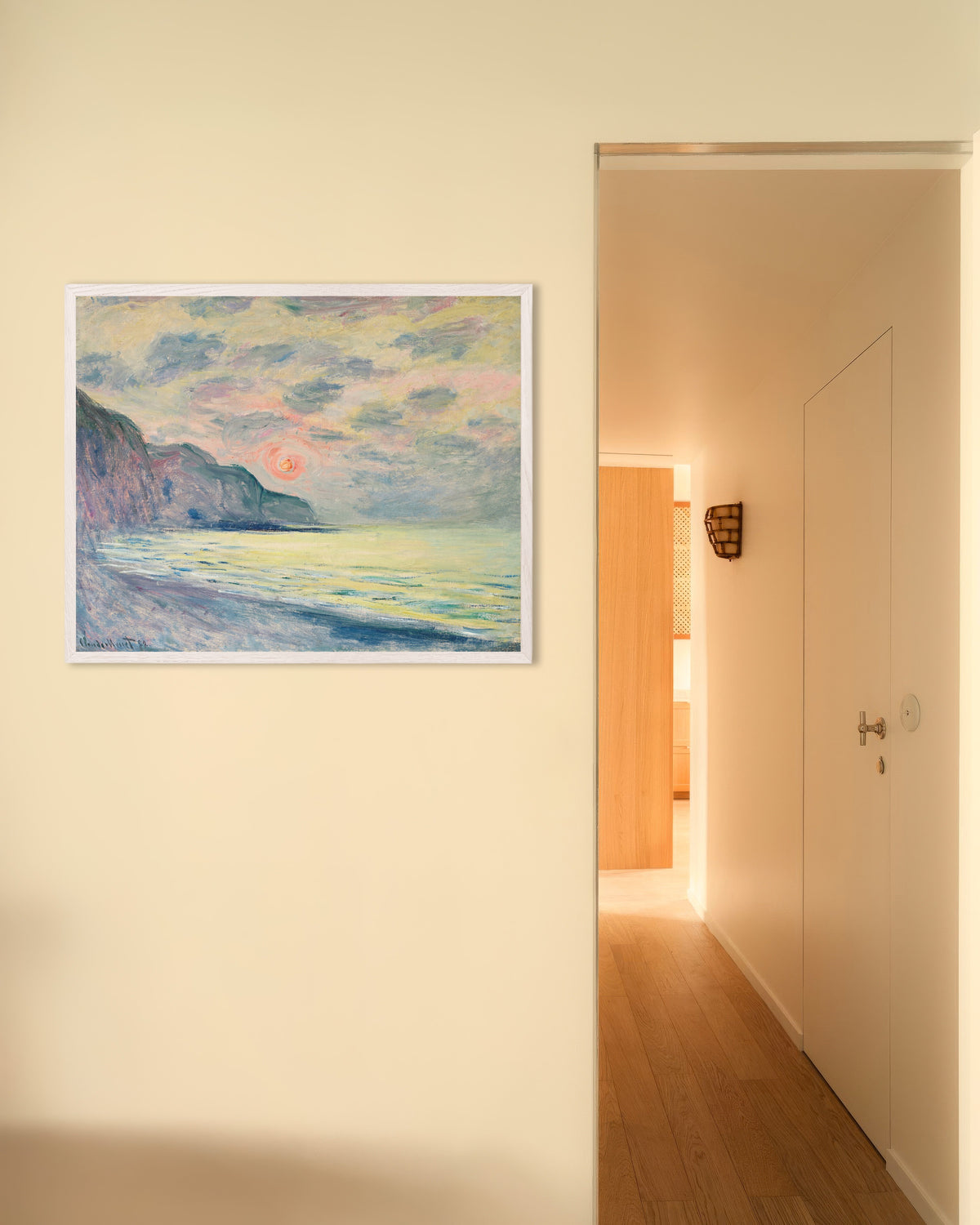 Poster Sonnenuntergang bei Nebel, Pourville (1882) von Claude Monet mit weißem Holzrahmen