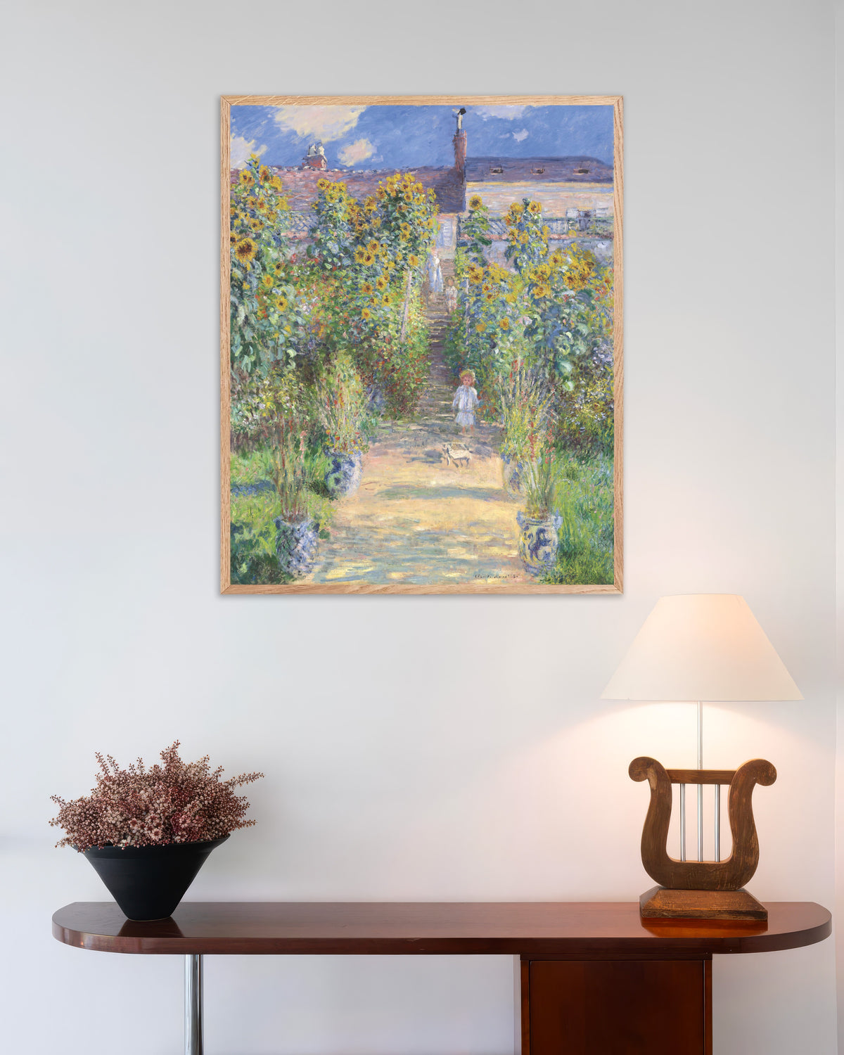 Poster Der Garten des Künstlers in Vétheuil (1881) von Claude Monet mit naturfarbenem Holzrahmen
