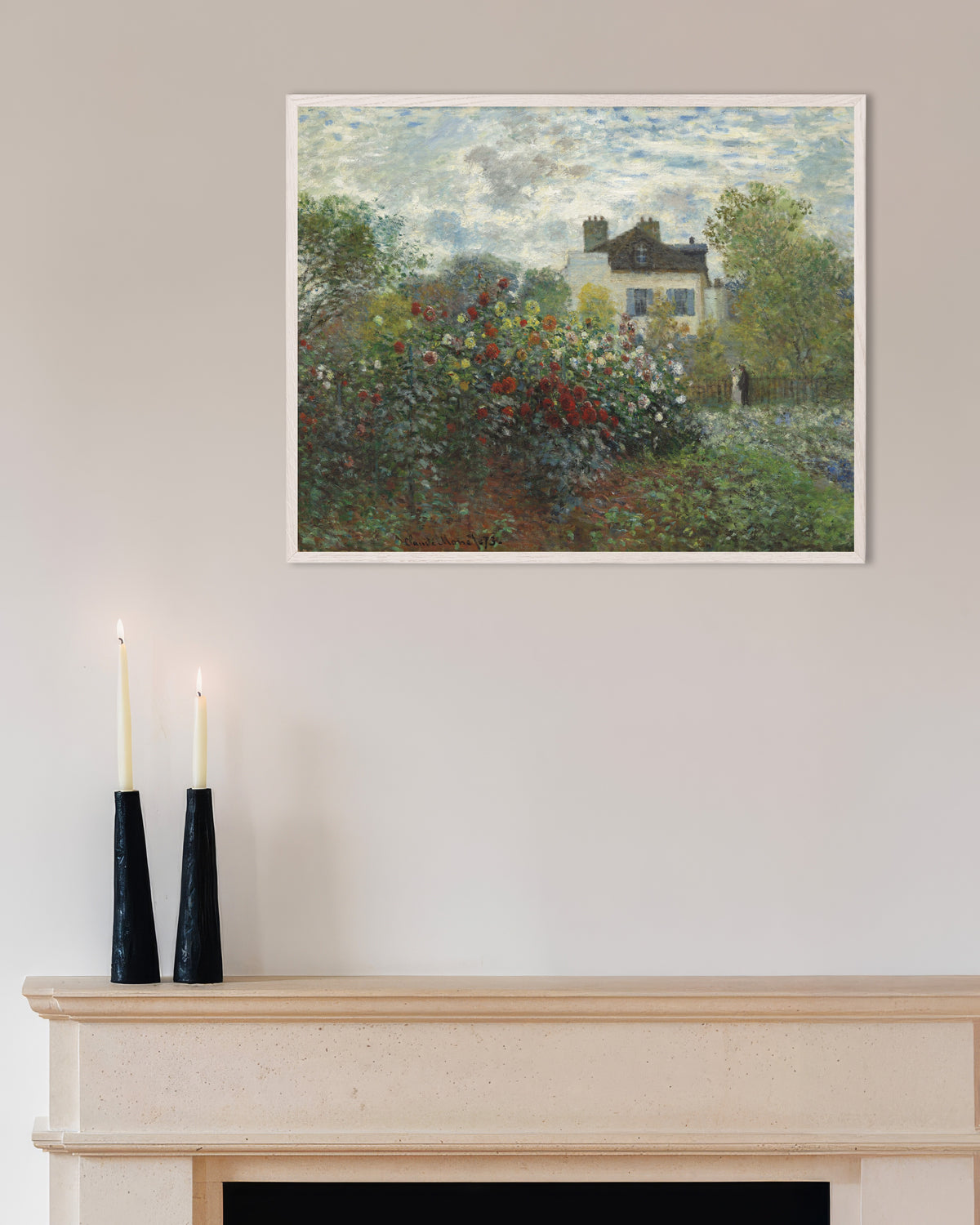 Poster Der Garten des Künstlers in Argenteuil, Gartenecke mit Dahlien (1873) von Claude Monet mit weißem Holzrahmen