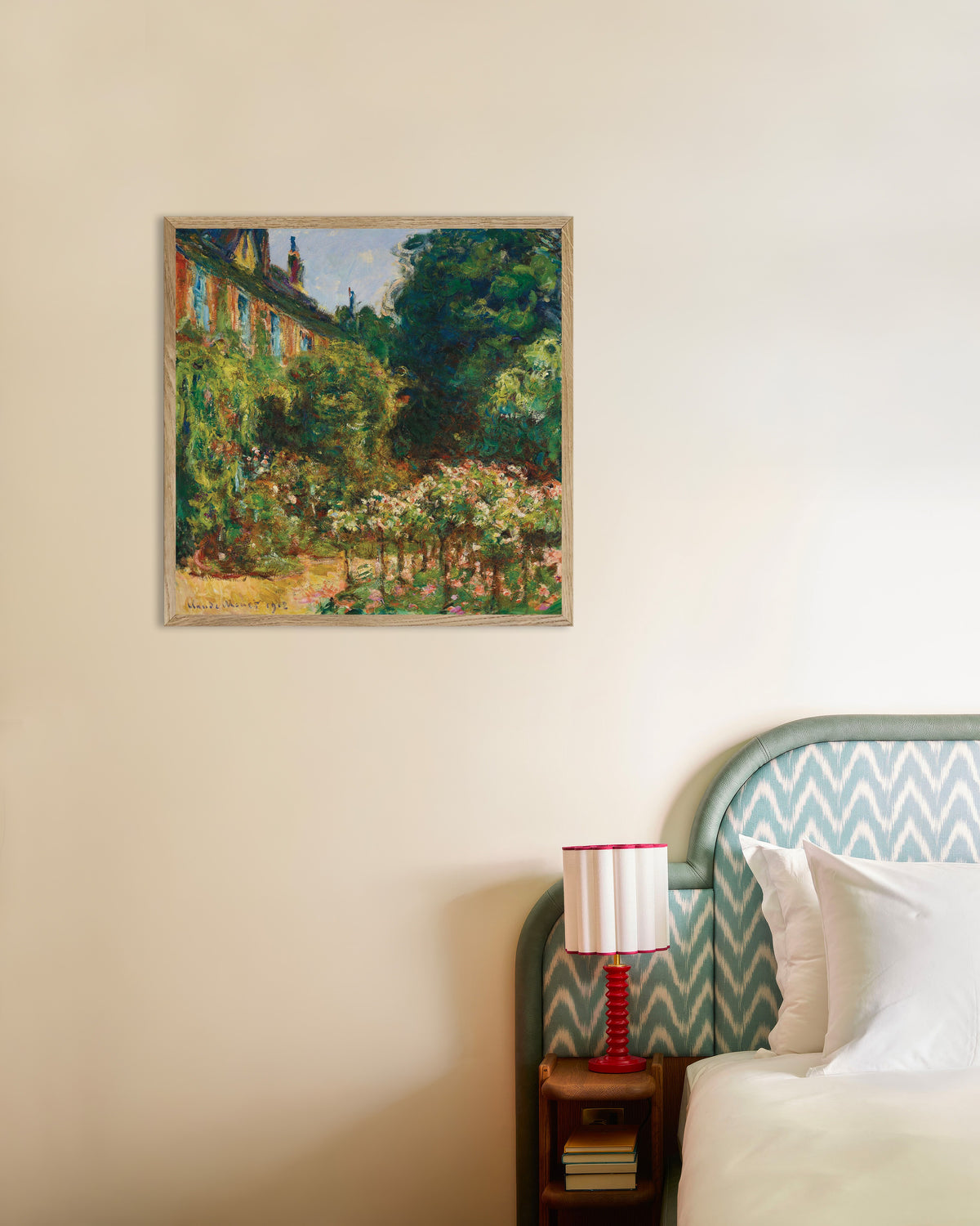 Poster Das Haus des Künstlers in Giverny (1912) von Claude Monet mit naturfarbenem Holzrahmen