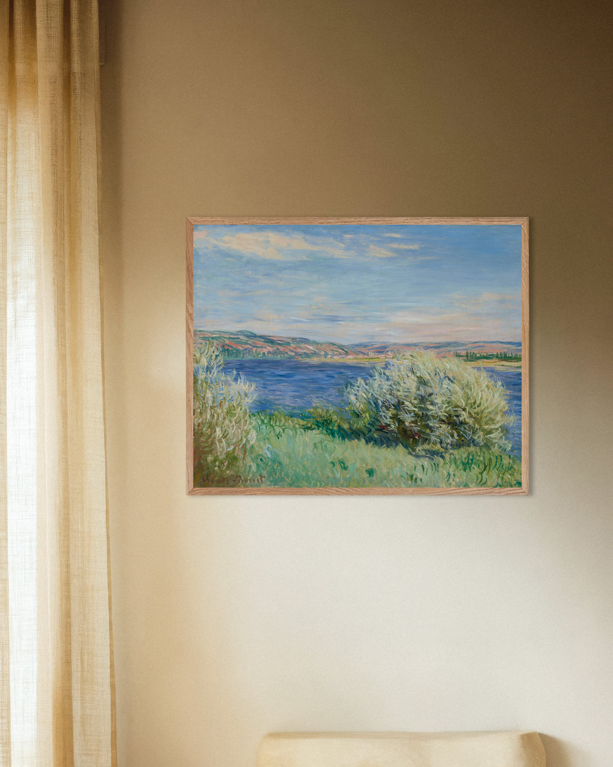 Poster Seineufer bei Vétheuil (1881) von Claude Monet mit naturfarbenem Holzrahmen