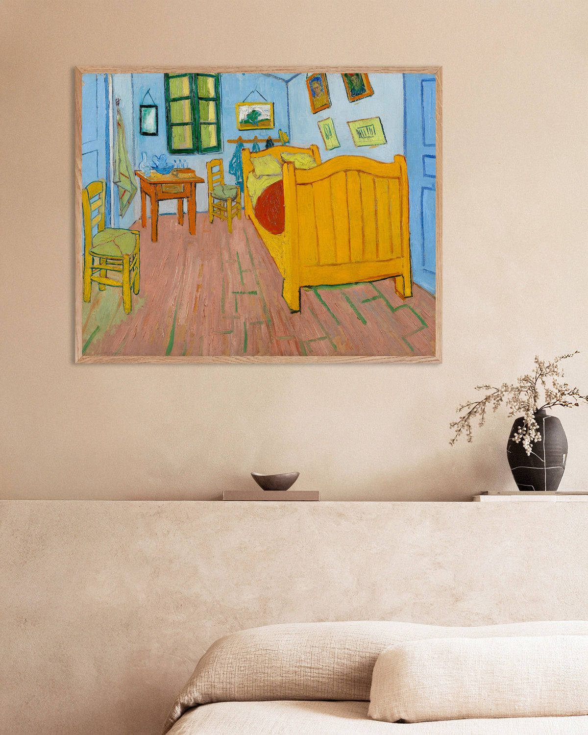 Poster Das Schlafzimmer (1888) von Vincent van Gogh, mit naturbelassenem Holzrahmen