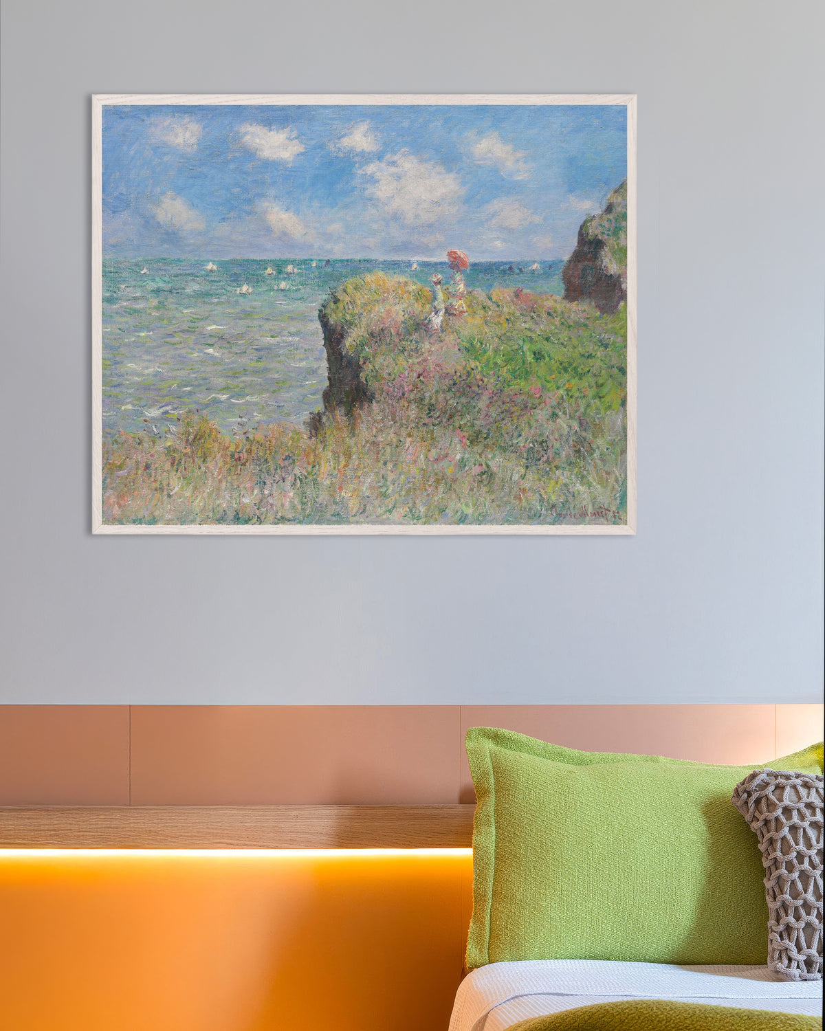 Poster Spaziergang auf der Klippe bei Pourville (1882) von Claude Monet mit weißem Holzrahmen